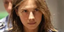 Amanda Knox, il piccolo altare ai defunti e la foto di Meredith: esplode la polemica