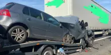 Auto contro camion, tragedia in Italia: morti e feriti, autostrada paralizzata