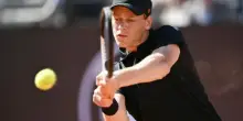 Sinner in campo a caccia degli ottavi: a Roma il numero uno sfida De Jong, è avanti 1-0