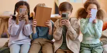 Bambini che usano gli smartphone, ecco che cosa orribile potrebbe succedergli. L’allarme dei medici