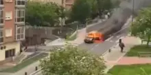 Una scena senza precedenti! La corsa folle in città di un’auto in fiamme