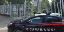“Coltello conficcato nella schiena”, donna trovata morta in casa