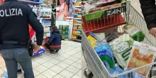 Ruba al supermercato perché non ha soldi, a un certo punto arriva la polizia e… che scena!