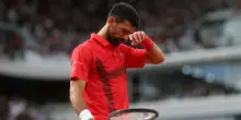 Un bacio alla terra di Parigi: il gesto di Djokovic ha un significato preciso. Tristezza