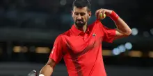 Djokovic infinito, batte Zverev e lancia la sfida a Sinner: “Attento!”