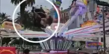 La giostra si capovolge, tre ragazzini sbalzati via così: il video è spaventoso