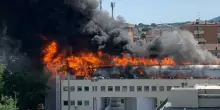 Incendio spaventoso, brucia l’università italiana: fiamme altissime, il video è agghiacciante
