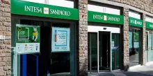 Intesa San Paolo in down, caos totale in Italia: lunghe code agli sportelli, cosa sta succedendo