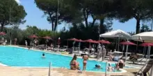 Fratellini intossicati in piscina, il padre: “Mio figlio di 9 anni è in coma farmacologico”