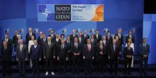 Vertice Nato, Giorgia Meloni coperta dagli altri leader: è polemica