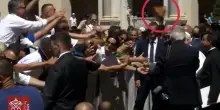 Papa Leone, folla di fedeli scatena il caos: gli lanciano un oggetto e rischiano di travolgerlo