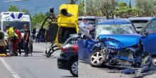 Terribile incidente, scontro frontale tra auto: coinvolti anche dei passanti