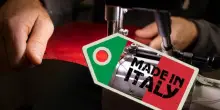 “Made in Italy”, cosa si nasconde davvero dietro il marchio e quanto (poco) di italiano c’è dentro. È bufera