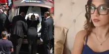 Martina Carbonaro, i funerali nella sua Afragola: cosa è successo all’arrivo della bara bianca