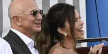 “Gliel’ha confessato all’orecchio”. Bezos, lei in abito da sposa e Jeff non resiste: chi lo ha sentito