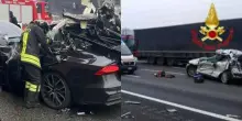 Macchina contromano in autostrada, è una strage. Ci sono morti e feriti: “Scontro frontale violentissimo”