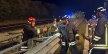 Scende dall’auto dopo un incidente ma succede l’imprevedibile: tragedia in Italia