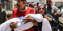 Gaza, l’esercito israeliano uccide sei bambini in fila per l’acqua: “Un errore tecnico”
