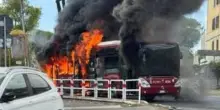 Autobus in fiamme in mezzo alla strada, momenti di terrore in città: il bilancio