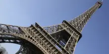 Allarme in Francia: blindata la Torre Eiffel, chiuse anche le scuole. Cosa sta succedendo