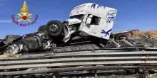 Camion si accartoccia sull’asfalto, è tragedia: lui sfonda il parabrezza e vola via, trovato così