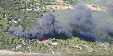 Italia. Esplodono bombole di gas, incendio devasta campeggio: c’erano centinaia di persone