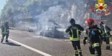 Auto in fiamme in autostrada, a bordo un bambino. Intervengono i soccorsi e quello che succede commuove tutti