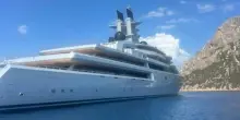“Ma è suo”. Si presenta in Sardegna con uno yacht da 450 milioni euro. Tutti scioccati: si scopre di chi è il proprietario