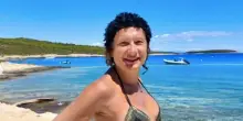 “Quello no, copriti”. Vladimir Luxuria si mostra nel suo primo bikini dell’estate, l’orrore sotto la foto: cosa è successo