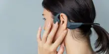 Le orecchie non servono più per ascoltare la musica. Arrivano le cuffie a conduzione ossea: i rischi nascosti