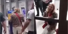 Caos in aeroporto, si inginocchia e scoppia in lacrime: incredibile, il video fa il giro del mondo