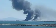 Inferno in Italia, fiamme altissime invadano la spiaggia: video shock