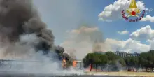ITALIA – Intrappolata tra le fiamme in mezzo al traffico. Inferno a cielo aperto!