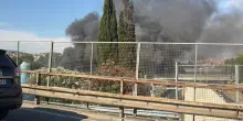 Italia, un altro vasto incendio! Grossa colonna di fumo nero, soccorsi sul posto