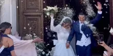 Si sono sposati! Matrimonio a sorpresa per il volto di Canale 5 e la fidanzata: bellissimi nel loro giorno speciale (FOTO)