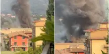 Incendio in Italia, nube nera e fiamme troppo vicine alle abitazioni: “Chiudete tutto!”