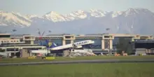 Tragedia in pista all’aeroporto: morto un uomo, voli sospesi e caos nei cieli