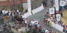 Tour de France nella bufera, tifosi beccati così! Le immagini sconvolgenti fanno il giro del mondo