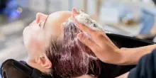 Capelli persi dopo lo shampoo in salone: cosa è accaduto davvero