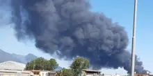 Italia, enorme incendio nella città. Altissima colonna di fumo nero: “Tanta paura”