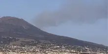 Terribile incendio sul Vesuvio, enorme colonna di fumo nera: cosa succede