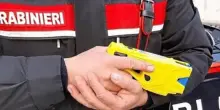 I carabinieri lo colpiscono con il taser dopo essere stati aggrediti, poi la tragedia: muore in ambulanza