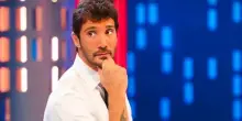 “Costretto da quelli della Rai”. Stefano De Martino, presa una decisione forte. Ed è subito polemica