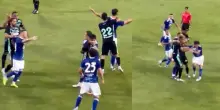 Pugni e schiaffi, in campo scoppia il caos: guai grossi per la squadra italiana
