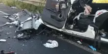 Ancora tragedia in strada, scontro violentissimo tra auto e due camion: ci sono morti e feriti