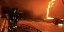 Inferno in galleria, scoppia un camion e poi lo schianto micidiale: tutto in pochi minuti