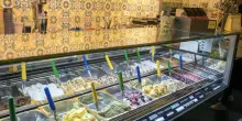 “Poco gelato nel cono di mio figlio”, aggressione brutale nella gelateria italiana: sangue e tutto spaccato