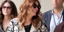 Julia Roberts , il disegno sul cardigan fa impazzire: “È proprio lui, il vip italiano!”. Ma perché?!