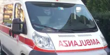 Sangue sulle strade: auto contro scooter, sbalzato oltre in guardrail. Muore a soli 23 anni