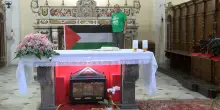 Bandiera della Palestina sull’altare: il gesto di Don Vitaliano divide i fedeli